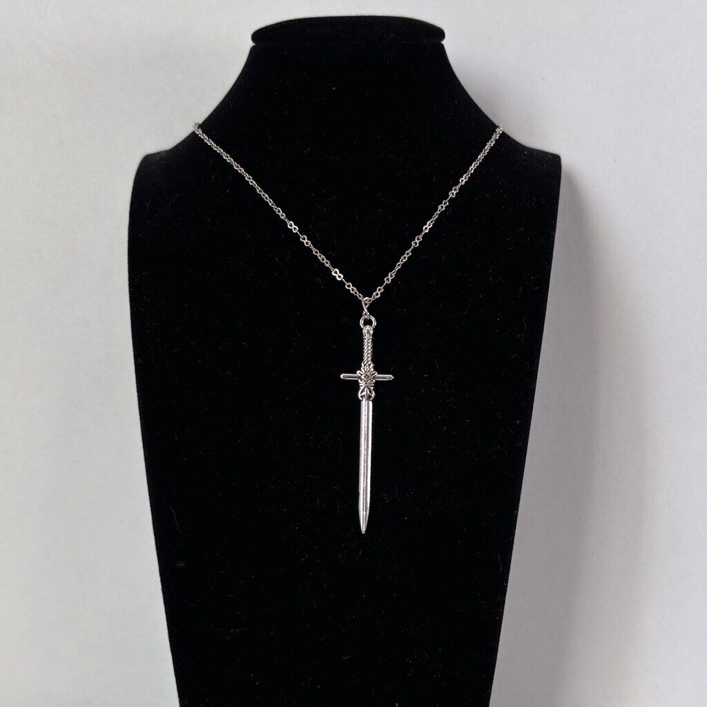 Knight’s Valor Longsword Alloy Pendant Charm Jewelry, Crafts & Cosplay NWT