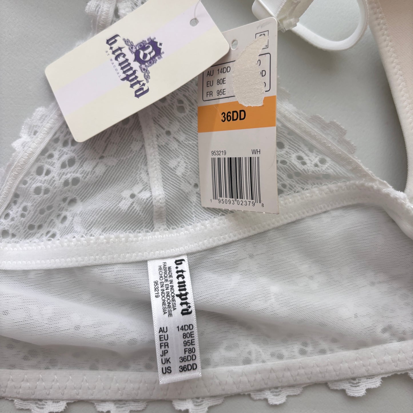 B.tempt'd by Wacoal Women's White Eyelet Front Close Bra NWT