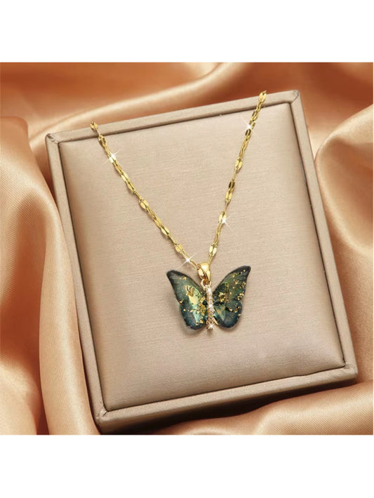 Gorgeous Butterfly Pendant Necklace on a Gold Coloured Chain NWT