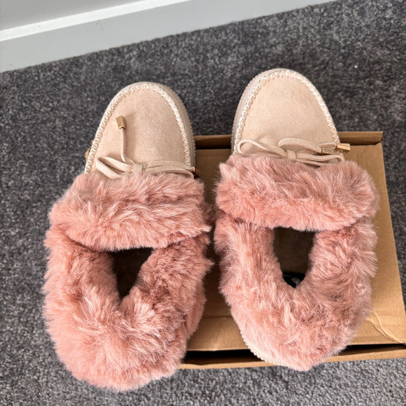 Journee Collection Women's 8 Pink Khaki Faux Fur Moccasins Slippers NIB