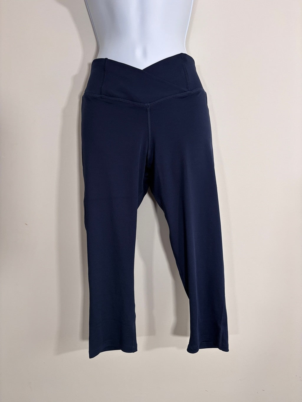 Reebok Women's Medium Workout Ready Vector Navy Capri Leggings NWT