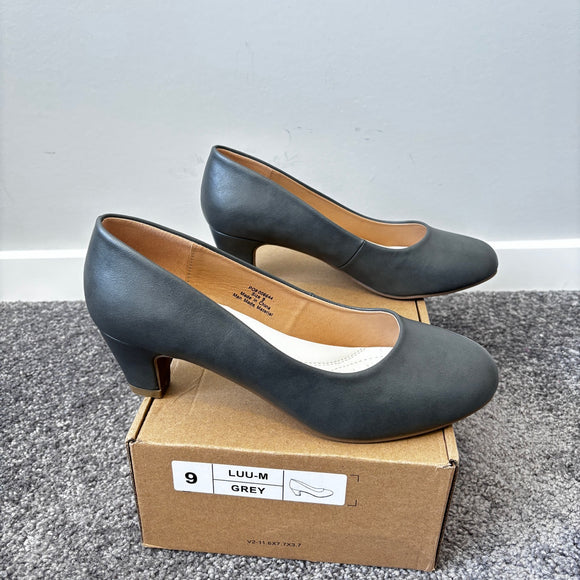 Journee Women's 9 Stone Grey Comfort Insole Round Toe Low Block Heel Pumps NIB