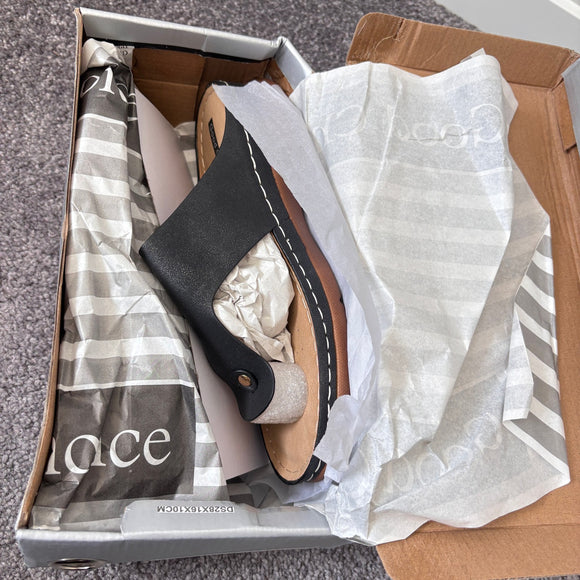 GC Shoes Women's 8.5 Black and Gold Thong / Flip-Flop Flat Sandals NIB