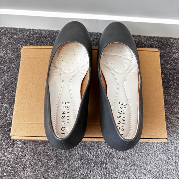 Journee Women's 9 Stone Grey Comfort Insole Round Toe Low Block Heel Pumps NIB