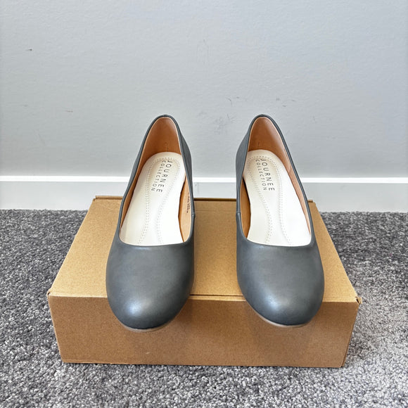 Journee Women's 9 Stone Grey Comfort Insole Round Toe Low Block Heel Pumps NIB