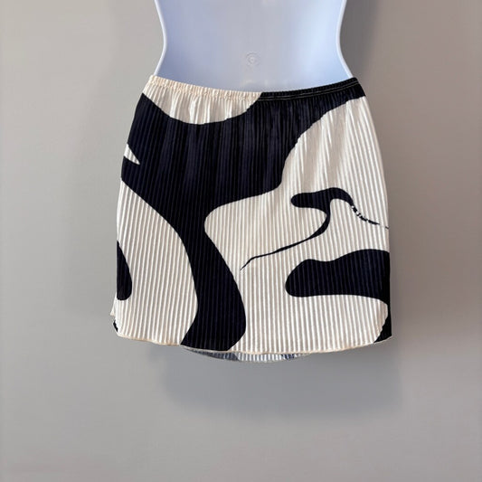 SHEIN Women’s Size Small Black & Cream Abstract Print Pleated Mini Skirt NIB
