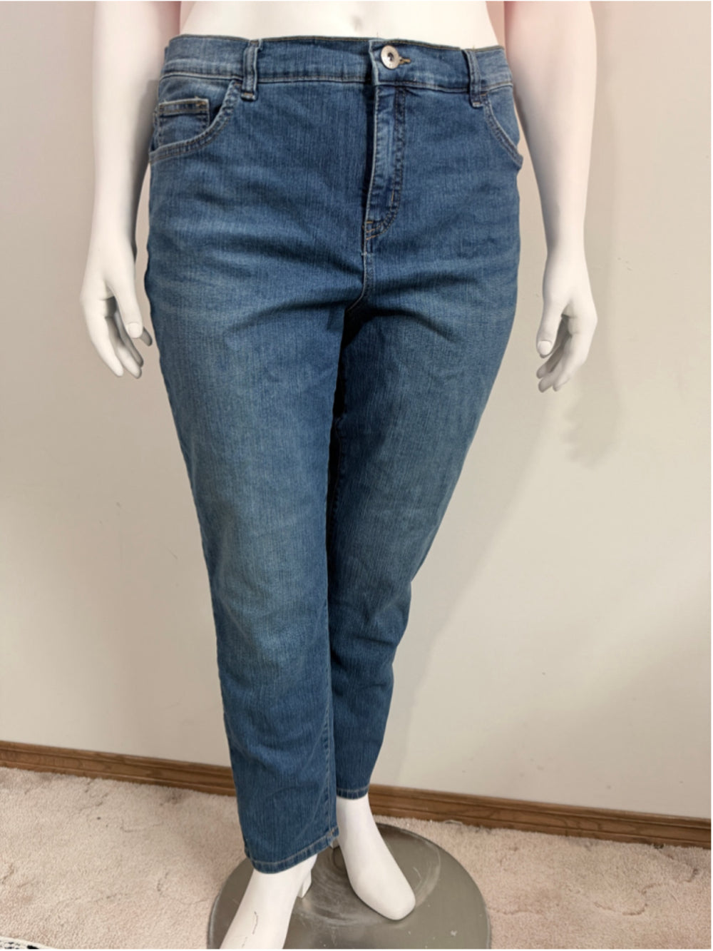 Style & Co. Women's 18S Mid Rise Slim Leg Medium Wash Denim Jeans NWT