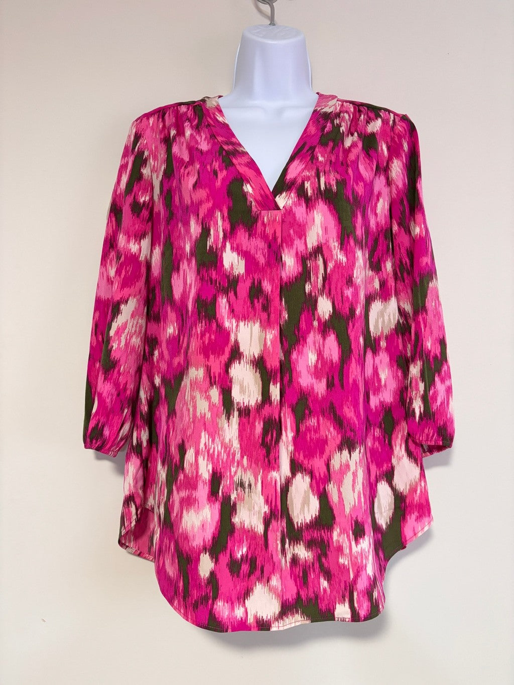 Jones New York Size Medium Petite Bright Pink Multi Print Blouse NWT