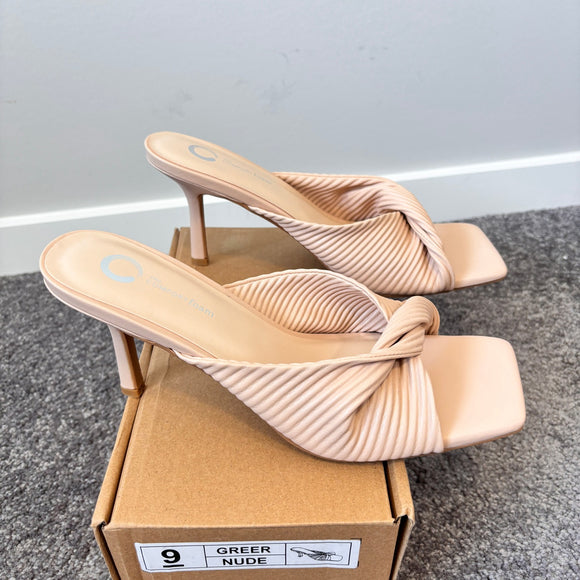 Journee Collection Women's 9 Beige Pleated Low-Heeled Dress Sandals / Shoes NIB