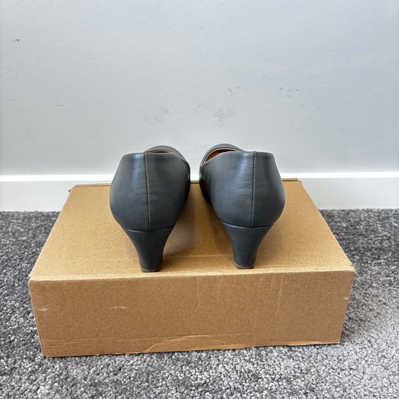 Journee Women's 9 Stone Grey Comfort Insole Round Toe Low Block Heel Pumps NIB