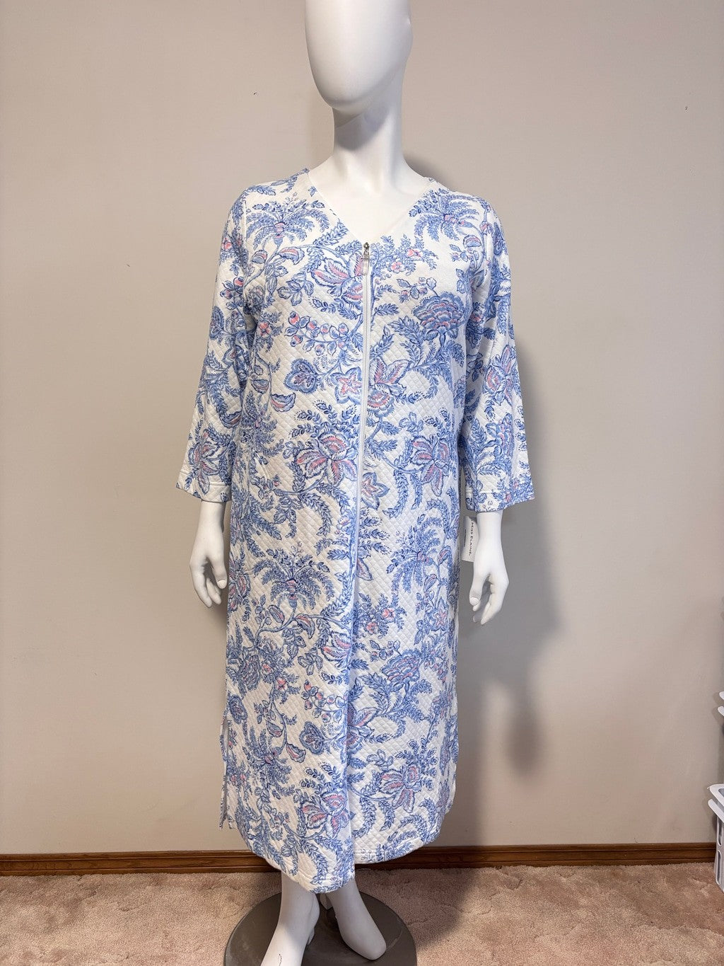 Miss Elaine Size Large Relax White & Blue Floral Quilted Zip Front Robe NWT