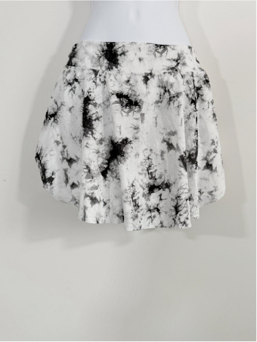 SHEIN Women's Medium Black White Tie Dye Skort Mini Skirt Shorts NWT