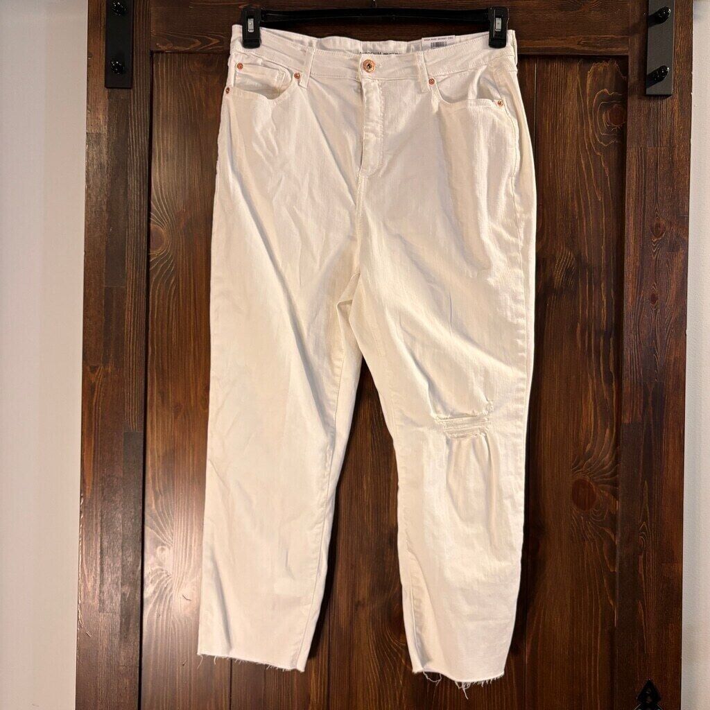 I.N.C. International Concepts White High-Rise Distressed Cropped Jeans NWT.