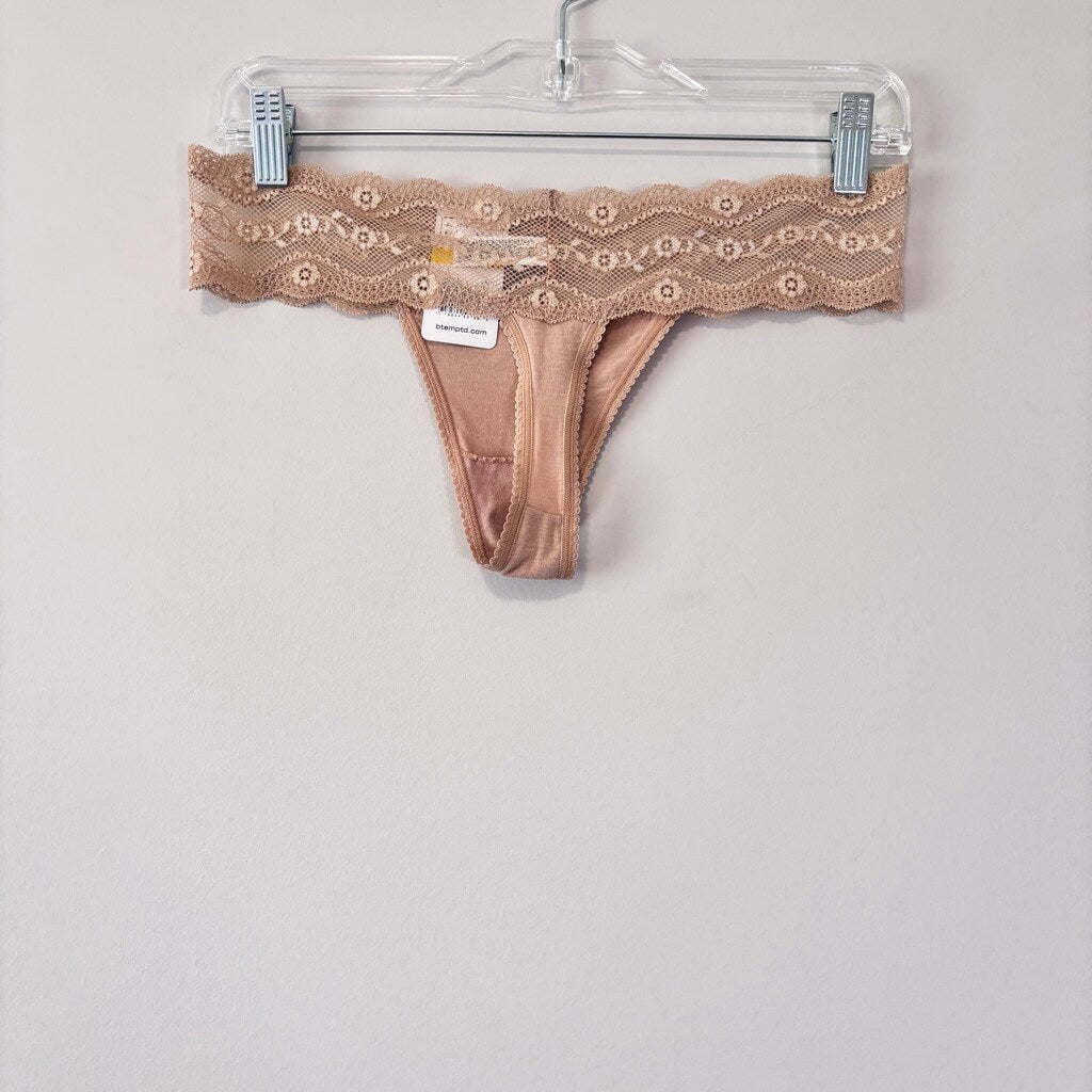 B.tempt'd Women's Size Medium Set of 3 Lace-Waistband Thong Underwear NWT